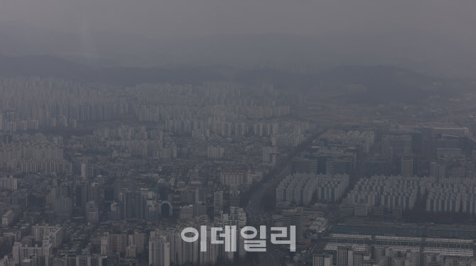 미세먼지와 황사까지 찾아온 한반도, 대기질 `최악`