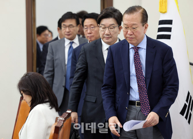 '비대위 참석하는 권영세-권성동'                                                                                                                                                         