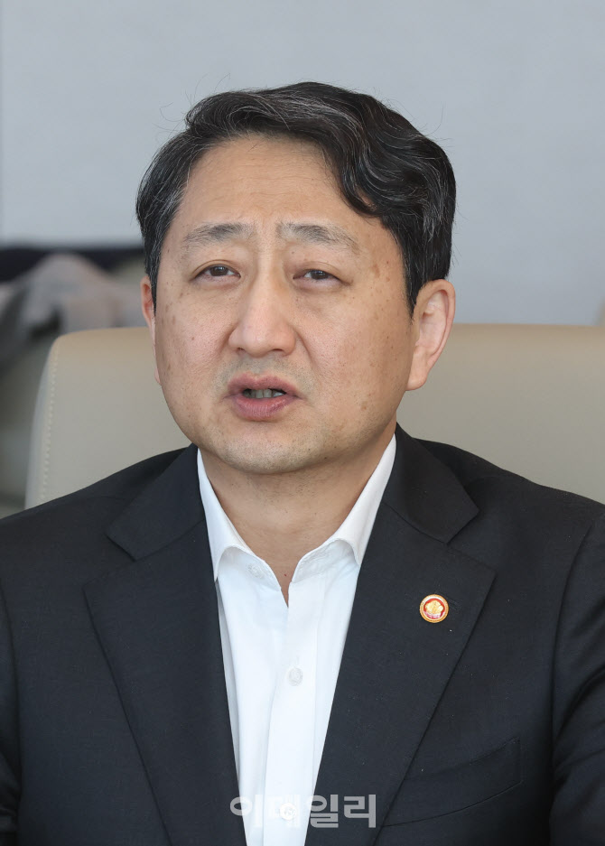 철강 업계 간담회에서 발언하는 안덕근 장관                                                                                                                                                         