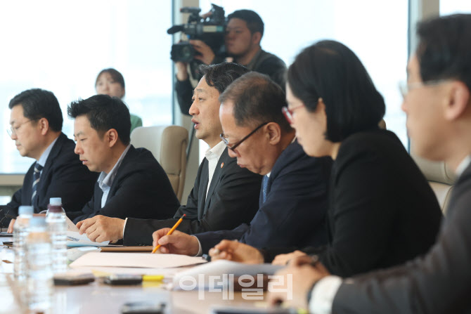 철강 업계 간담회에서 발언하는 안덕근 산업부 장관                                                                                                                                                  