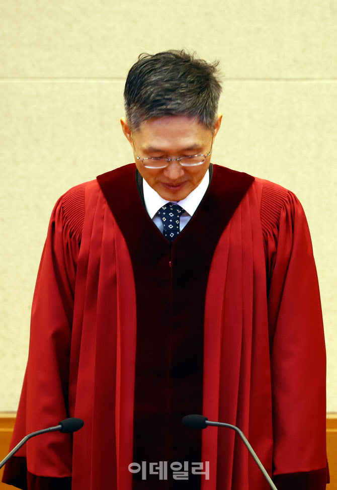 감사원장·검사 3인 탄핵심판 선고 입장한 문형배 헌법재판소장 권한대행                                                                                                                              