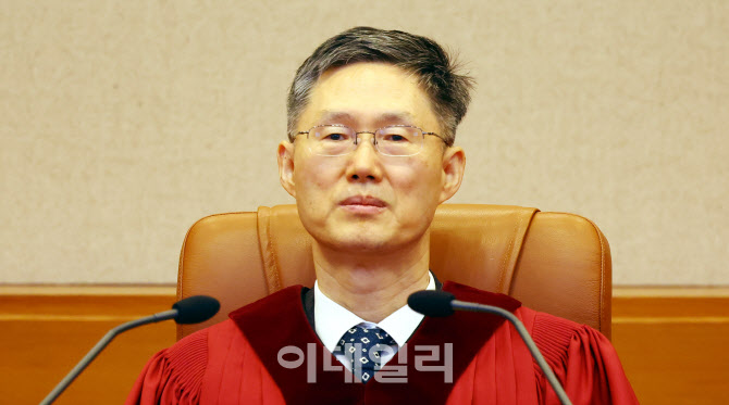 선고 시작 기다리는 문형배 헌법재판소장 권한대행                                                                                                                                                   