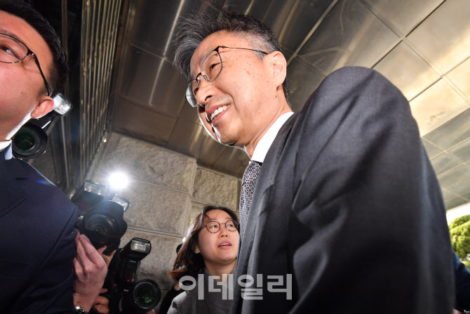 미소 지으며 복귀하는 최재해 감사원장                                                                                                                                                              