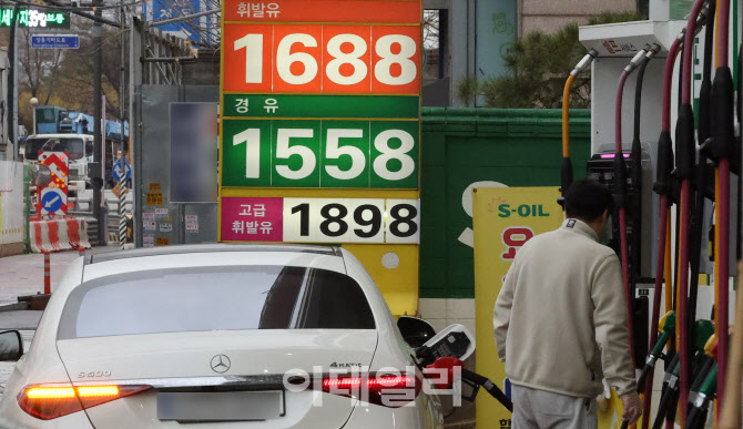 주유소 기름값 5주 연속 하락…9주 만에 1천600원대 진입                                                                                                                                             