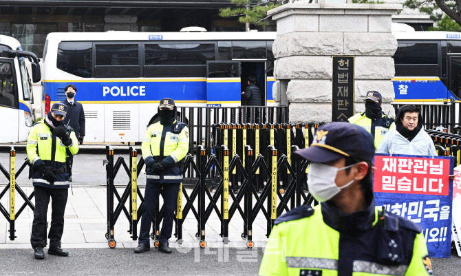 헌법재판소 정문을 지키는 경찰                                                                                                                                                                     