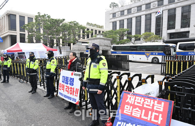 헌법재판소 주변 긴장감 고조                                                                                                                                                                       