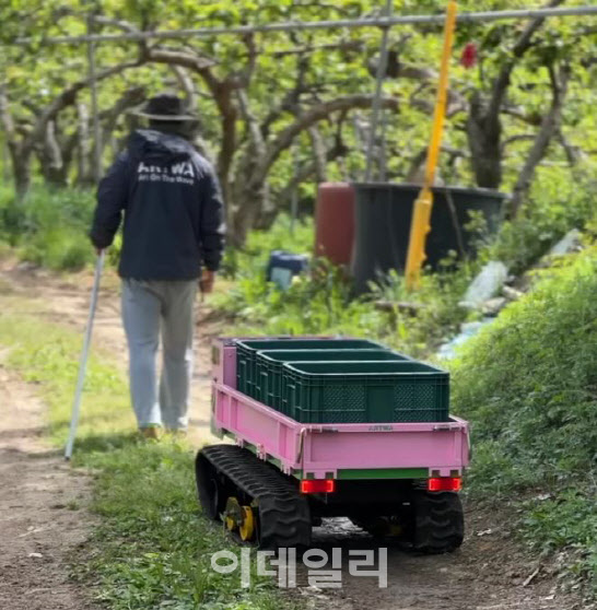 '나 혼자 수확'...아트와, 스마트 운반로봇 '봇박스' 선봬 - 뉴스 썸네일 이미지
