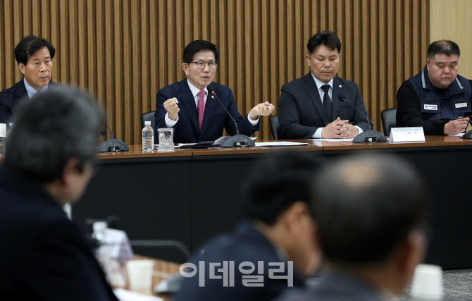  건설 근로자 간담회 발언하는 김문수 장관                                                                                                                                                          