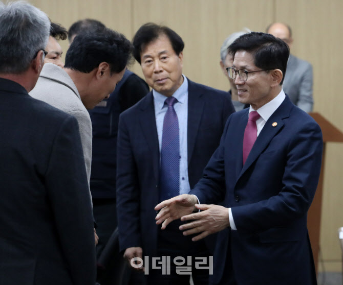  현장 간담회 참석하는 김문수 장관                                                                                                                                                                 