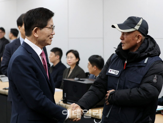  건설근로자 현장 간담회 참석하는 김문수 장관                                                                                                                                                      