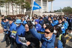 [포토]광화문 광장 향하는 민주당 의원들 '내란수괴 파면촉구 도보행진'                                                                                                                           