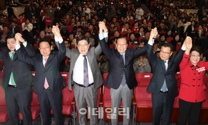 '손 들어 인사하는 권영세-권성동'                                                                                                                                                        