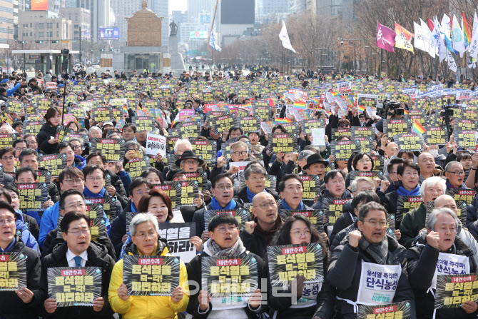 윤석열 탄핵을 외치는 시민들                                                                                                                                                                       