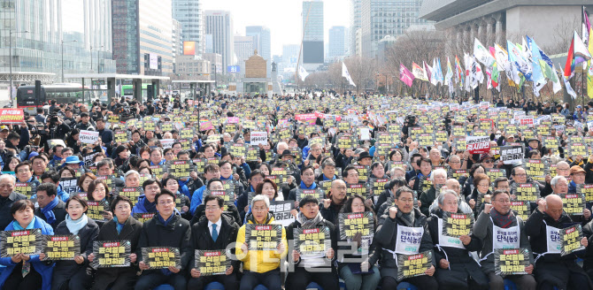 윤석열 탄핵을 위해 모인 시민들                                                                                                                                                                    