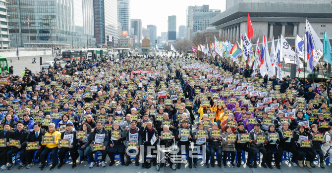 '윤석열 탄학' 외치는 시민들                                                                                                                                                             