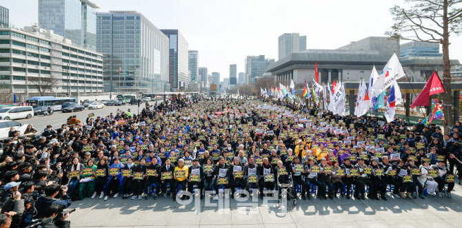 '윤석열 탄핵 촉구' 외치는 시민들                                                                                                                                                        