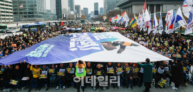 윤석열 파면 촉구 현수막 퍼포먼스                                                                                                                                                                  