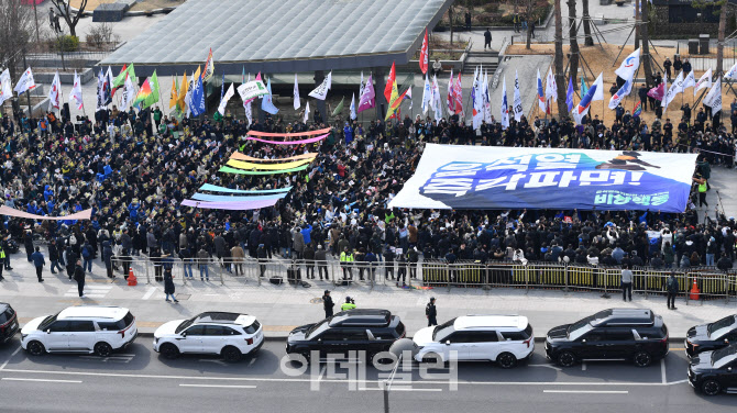 광화문 광장에 펼쳐진 '윤석열 즉각 파면'                                                                                                                                                 
