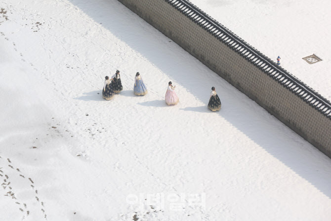 눈 내리는 날 한복과 추억 만들어요~                                                                                                                                                                
