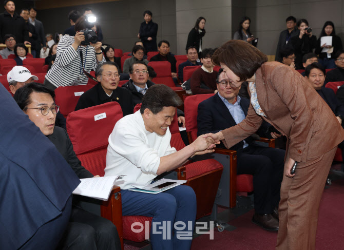 미래자유연대 국민 대토론회, '악수하는 나경원-전한길'                                                                                                                                    