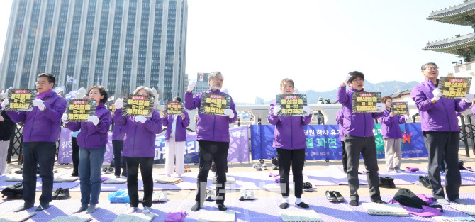 구호 외치는 이태원 참사 유가족협의회                                                                                                                                                              