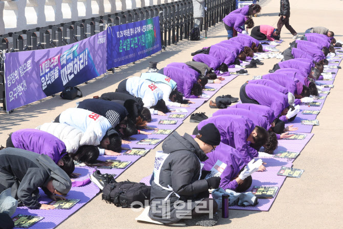광화문 앞에서  '尹 파면 기원' 159배                                                                                                                                                     