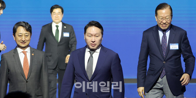 자리로 돌아가는 안덕근 장관-최태원 회장-권영세 비대위원장-박찬대 원내대표                                                                                                                         