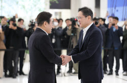 [포토]삼성 청년 소프트웨어 아카데미에서 인사 나누는 이재명-이재용                                                                                                                                       