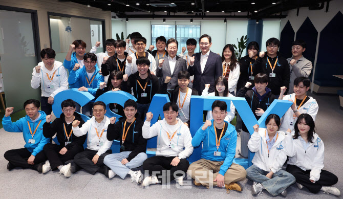 청년들 격려하는 이재명 더불어민주당 대표-이재용 삼성전자 회장                                                                                                                                     