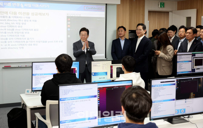 교육생들 격려하는 이재명 더불어민주당 대표-이재용 삼성전자 회장                                                                                                                                   