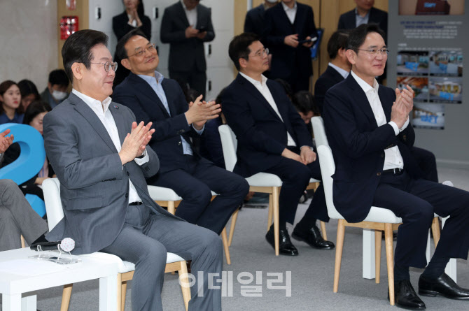 박수치는 이재명 대표-이재용 회장                                                                                                                                                                  