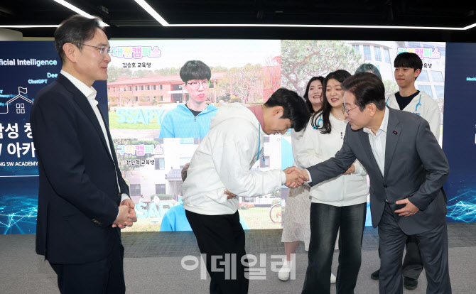 청년과 인사 나누는 이재명 대표                                                                                                                                                                    