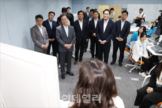 삼성 청년 소프트웨어 아카데미 둘러보는 이재명                                                                                                                                                     