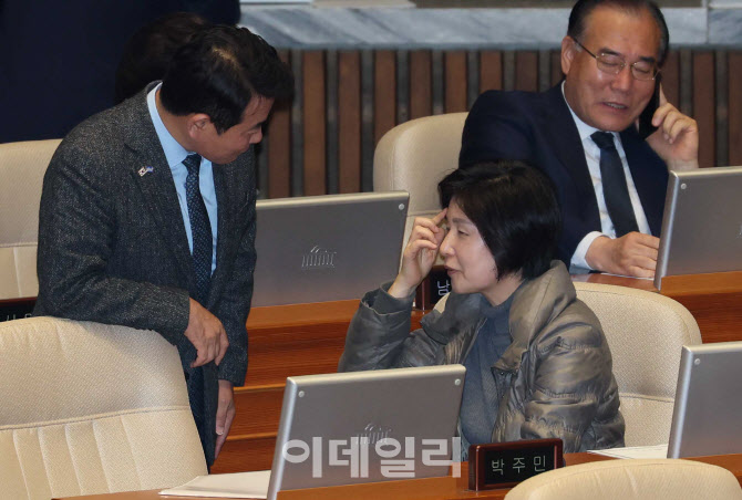 '얼굴 만지며 대화하는 백혜련 의원'                                                                                                                                                      