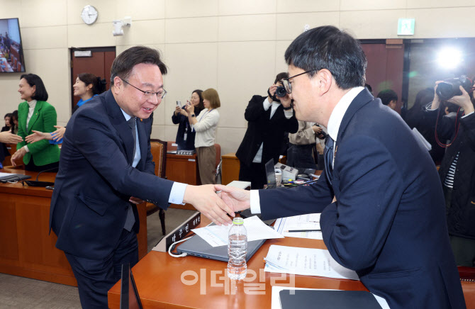 연금개혁안 국회 복지위 통과, '악수하는 박주민-조규홍'                                                                                                                                   