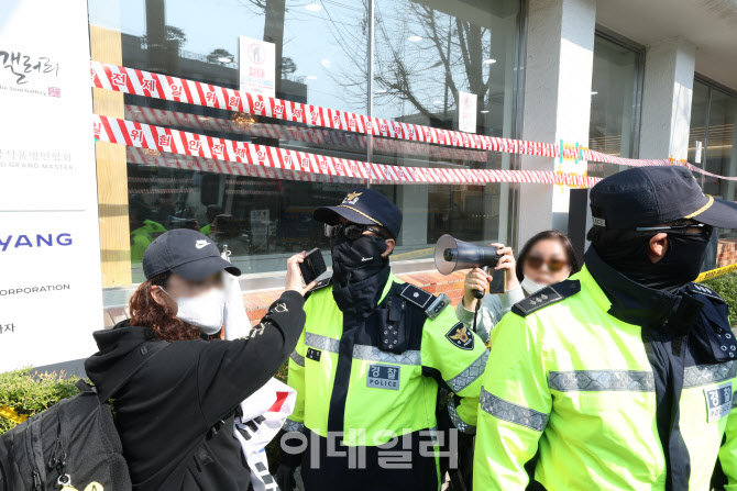 경찰을 괴롭히는 시위대                                                                                                                                                                            