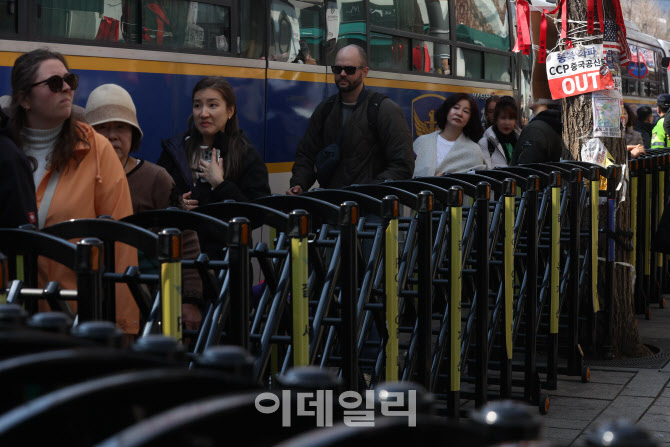 탄핵 집회-경찰 통제, 관광객들의 통행 피해                                                                                                                                                         
