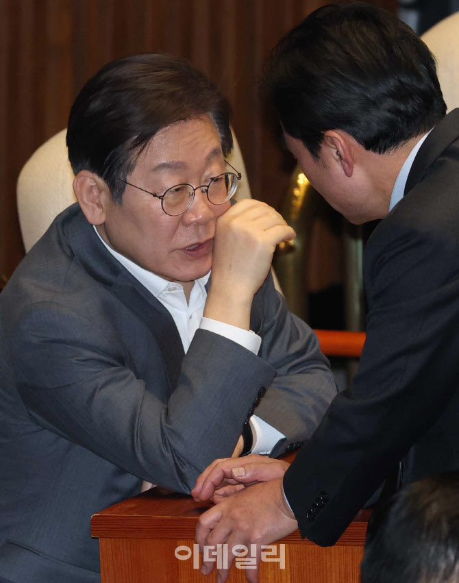 본회의, '대화하는 이재명-안규백'                                                                                                                                                        