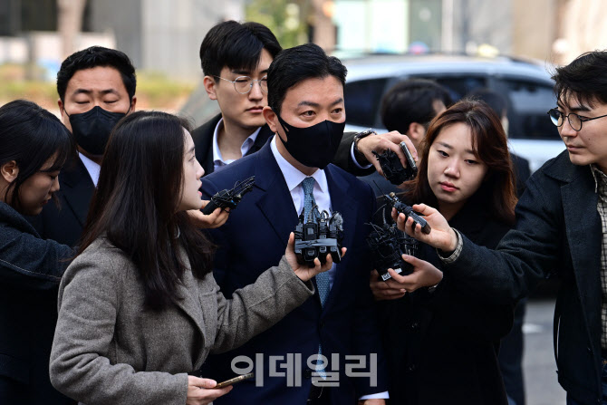 취재진 질문에 답하는 김성훈 경호처 차장                                                                                                                                                           