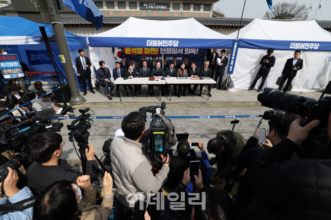 민주당, '천막당사에서 최고위'                                                                                                                                                           