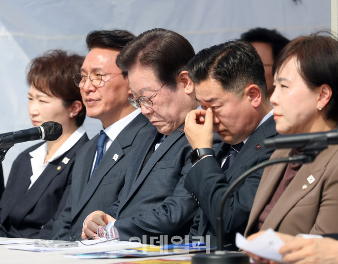 '시간 확인하는 이재명 대표'                                                                                                                                                             