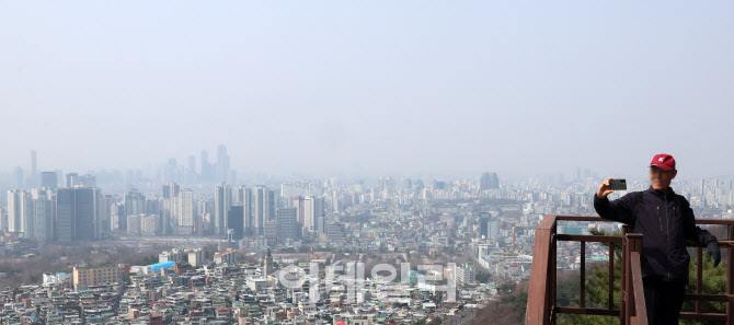 '미세먼지 나쁨'…답답한 서울                                                                                                                                                            