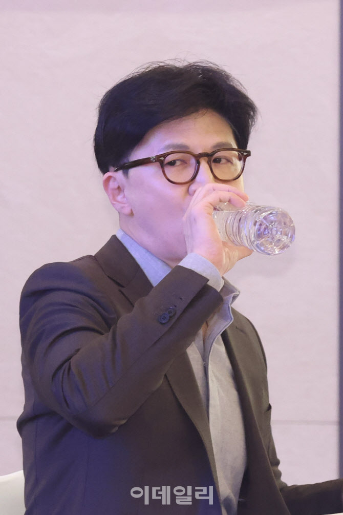 목 축이는 한동훈 전 대표                                                                                                                                                                          