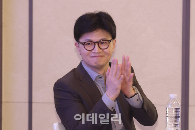 박수치는 한동훈 전 대표                                                                                                                                                                           