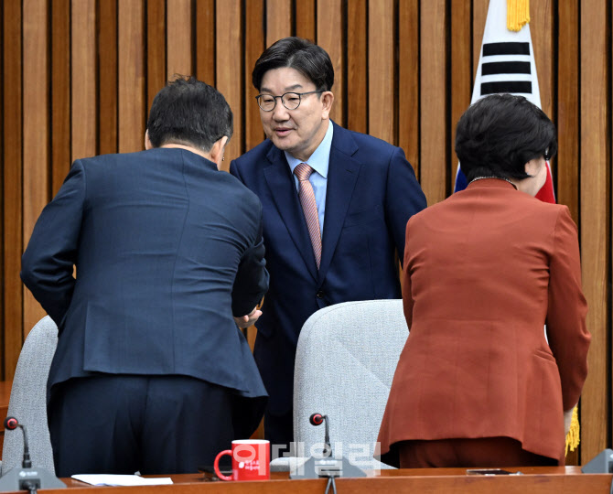 동료 의원들과 이야기 나누는 권성동                                                                                                                                                                