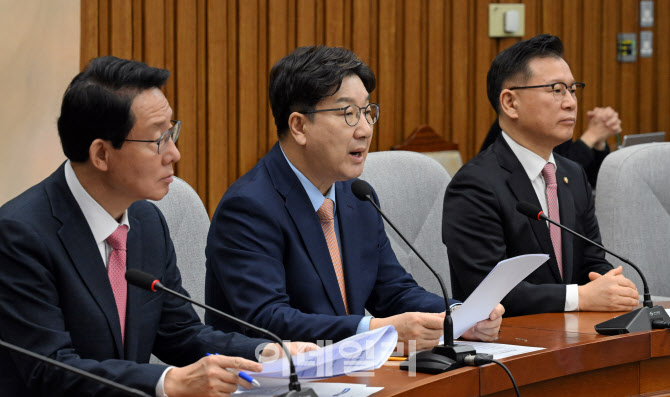 원내대책회의에서 발언하는 권성동 국민의힘 원내대표                                                                                                                                                