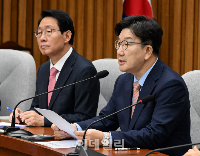 원내대책회의에서 발언하는 권성동 원내대표                                                                                                                                                         