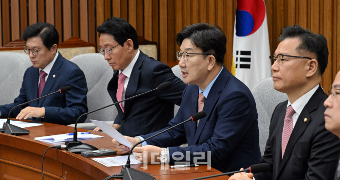 원내대책회의에서 발언하는 권성동                                                                                                                                                                  