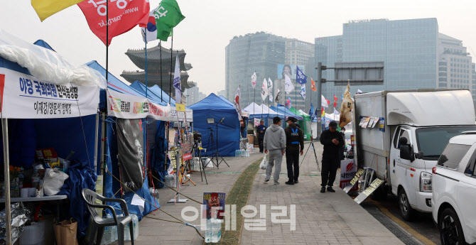 과태료 경고에도…꿈쩍 않는 경복궁 앞 불법 천막                                                                                                                                                    