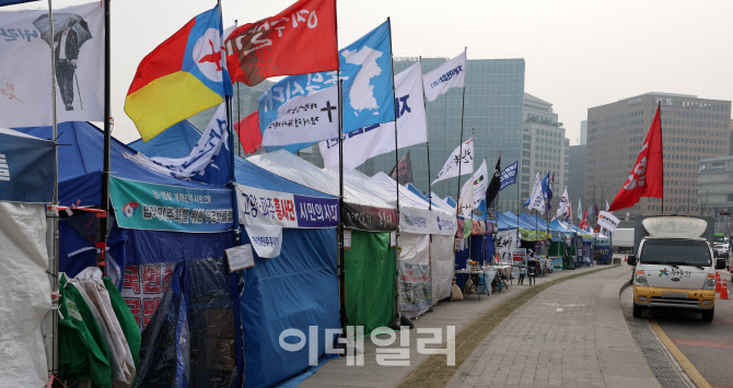 오세훈 "광화문·헌재 앞 설치 야당 천막 불법…책임 묻겠다"                                                                                                                               